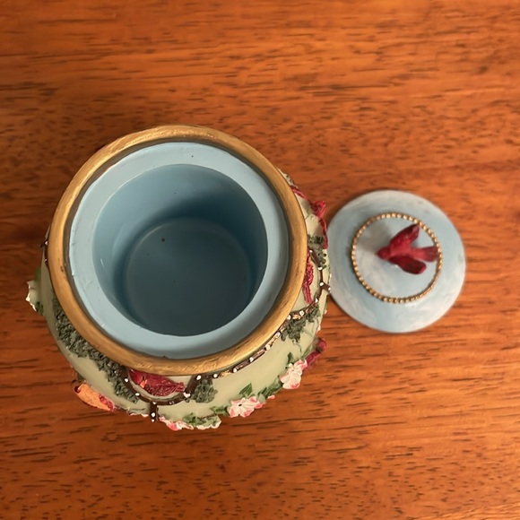 Resin Trinket Box with Red Birds or Cardinals - Picture 4 of 7